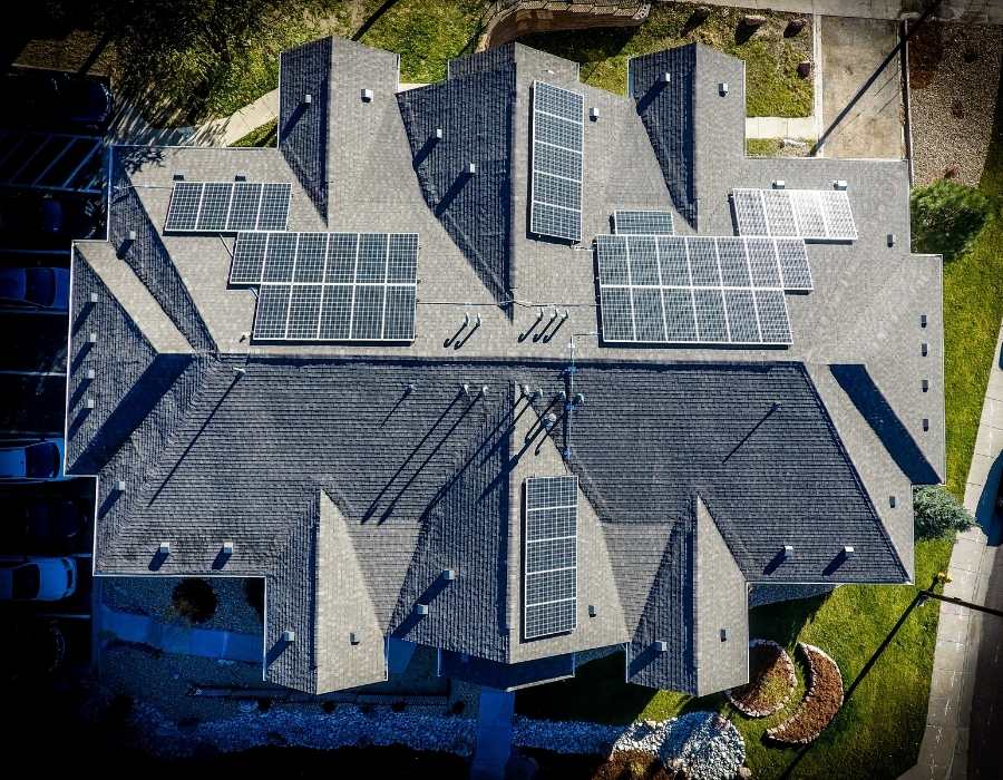 A view of some solar panels on the roof of a building.